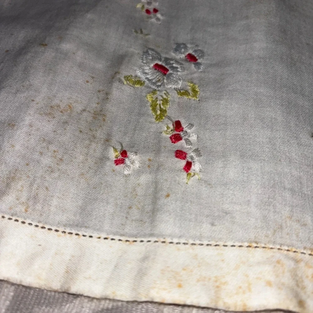 Vintage‎ Hand Embroidered Floral White Linen Guest Towel Dresser Scarf 18x11
